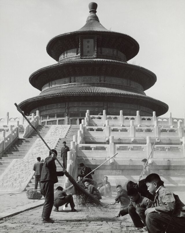 Schüler säubern den Platz vor dem Himmelstempel in Peking, 1964/65