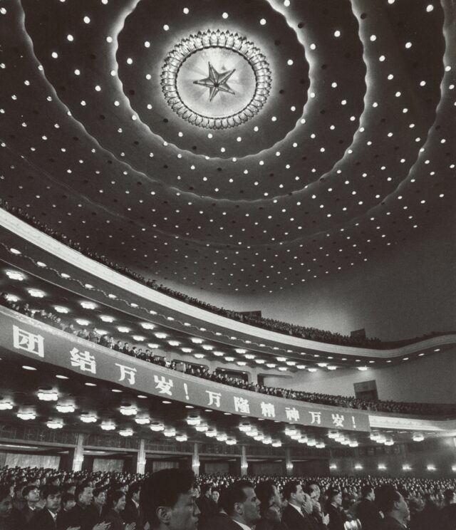 Die grosse Halle des Volkes in Peking während der Demonstration zum 10. Jahrestag der Afro-Asiatischen Bandung-Konferenz, 1965