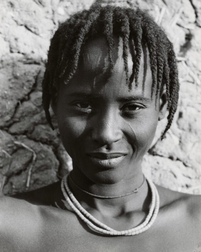 Porträt einer jungen Frau in Ounianga Kebir, Französisch-Äquatorialafrika (Tschad), 1956
