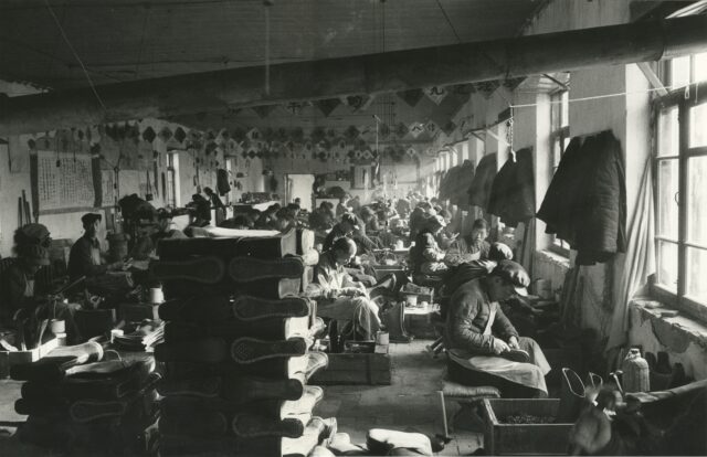 Schuhmacherwerkstätte einer Lederfabrik, Silinghot, 1964/65