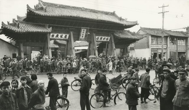 Tempeltor und Marktplatz in Sian, 1964/65