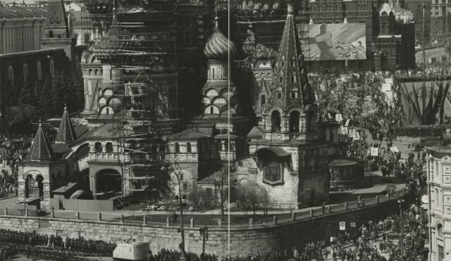 Blick auf die Parade zum 1. Mai mit Basilius-Kathedrale, Moskau, 1968
