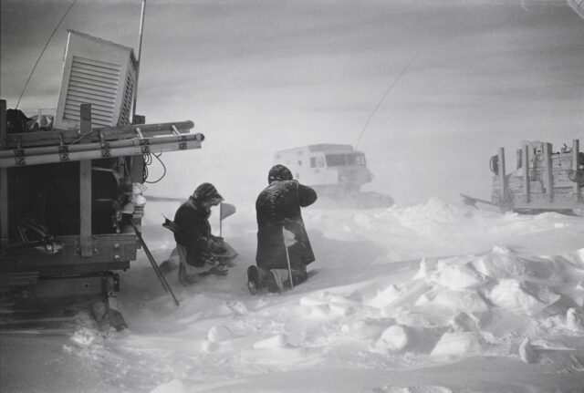 Byrd Traverse Party, Rammsondierungen im Schneesturm, 1958