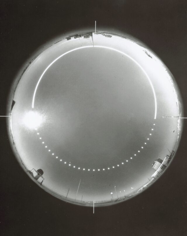 Fisheye-Aufnahme der Sonnenbahn, Byrd-Station, 80° S, 120° W, Antarktis, 26./27. November 1958