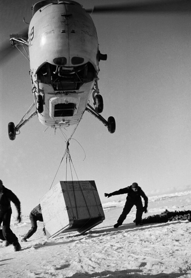Materialtransport mit einem Helikopter Sikorsky HRS-3, 35 Kilometer vor Marble Point, 1958