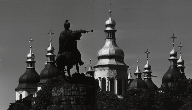 Die goldenen Türme der Sophien-Kathedrale mit dem Denkmal des Bogdan Chmelnizkij, Kiew, 1968