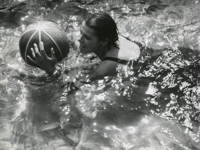Im Schwimmbad (mit Ball), um 1935