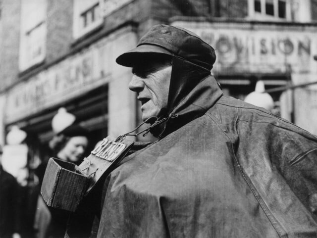 Blinder Bettler in London, um 1950