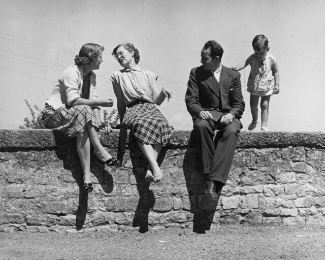 Marie-Madeleine Doleires, Gründerin der Association des Arènes d'Avenches, mit Frau Hug und Herr Iseli, Avenches, um 1954