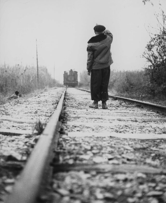 Junge steht auf dem Gleis des Petit Train de Provence, 1953/55