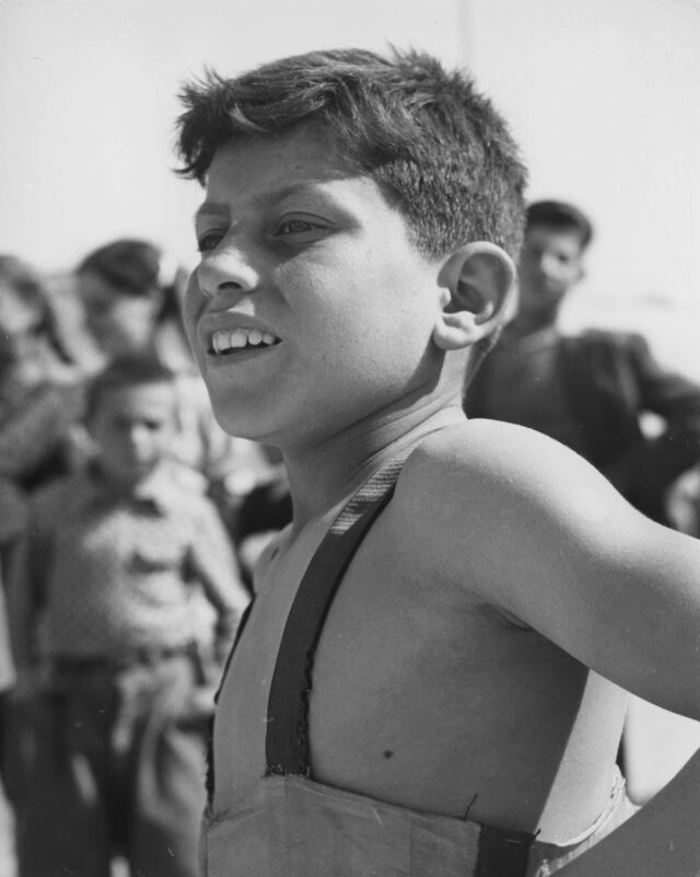 Griechisches Zirkuskind, Megara, Griechenland, um 1953