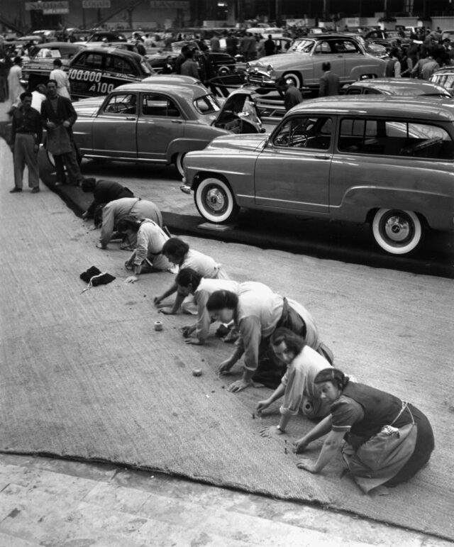 Zehn Minuten vor der Eröffnung des Autosalons, Genf, 1953