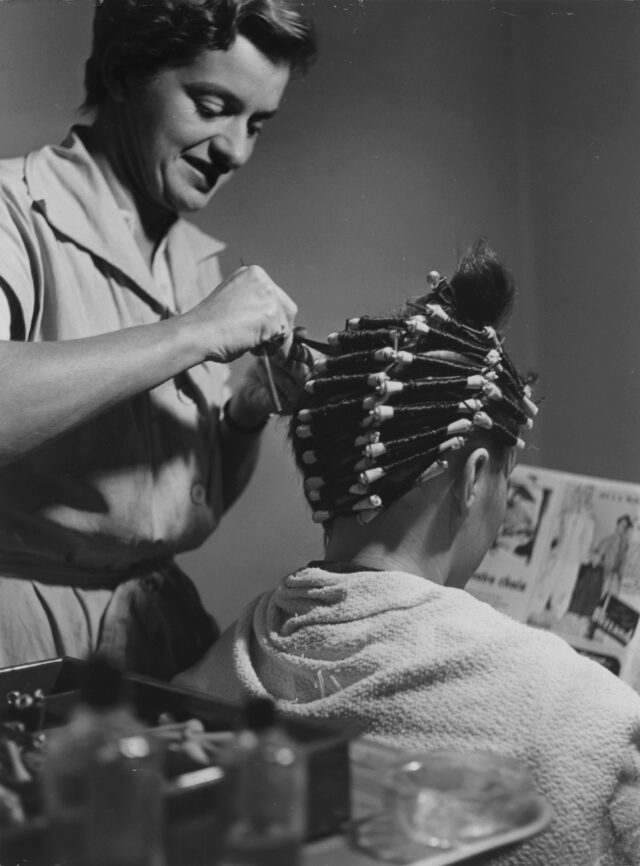 Beim Friseur Fernand Kiefer, Fribourg, um 1952