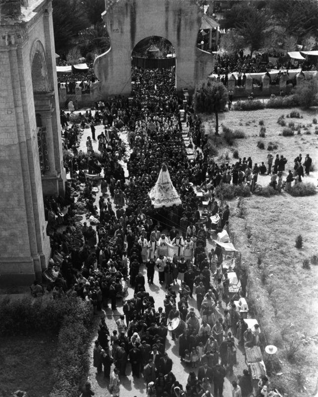 Prozession zu Ehren der wundertätigen Madonna von Copacabana, Bolivien, 1954