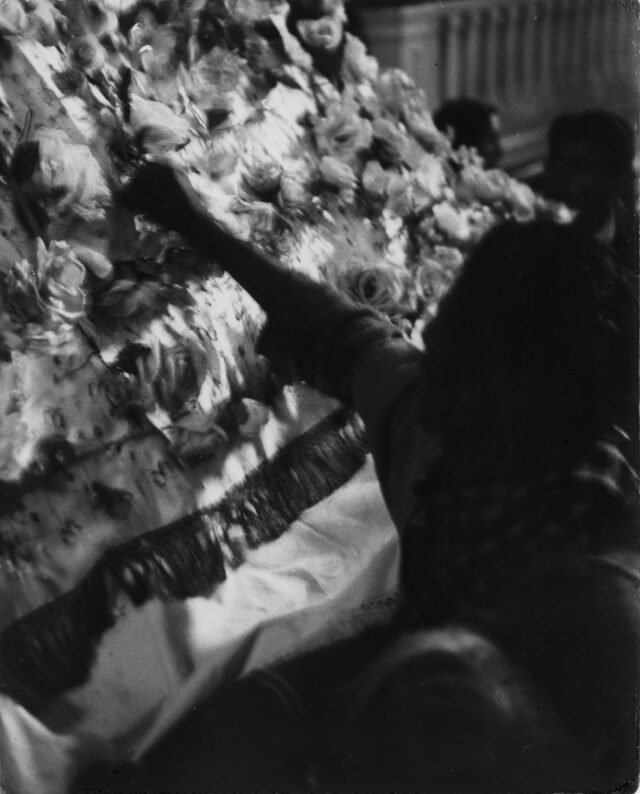 Eine der Gläubigen nimmt sich heimlich eine Blume vom Gewand der Heiligen Jungfrau, Copacabana, Bolivien, 1954