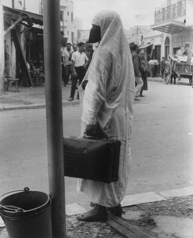 Auf den Bus wartend, Tunis, Ende 1950er Jahre