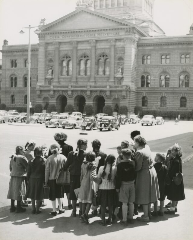 Kinder aus Albinen auf dem Bundesplatz, Bern, 1953