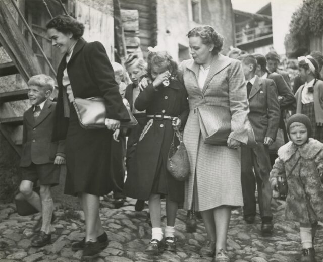 Kinder aus Albinen gehen in die Ferien, 1953