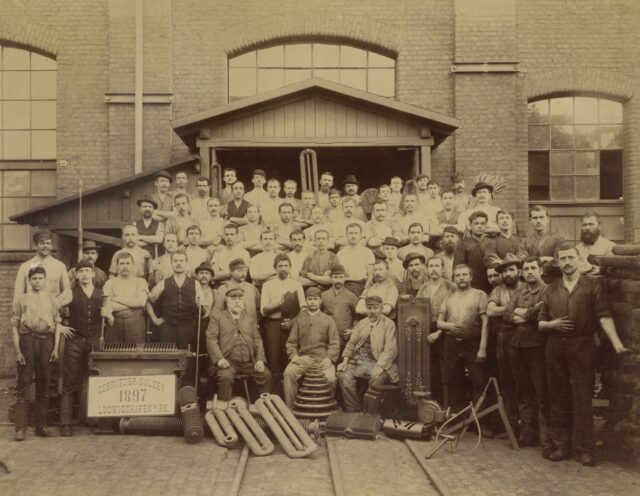 Gruppenporträt der Mitarbeiter des Sulzer Werkes, Ludwigshafen am Rhein, 1897