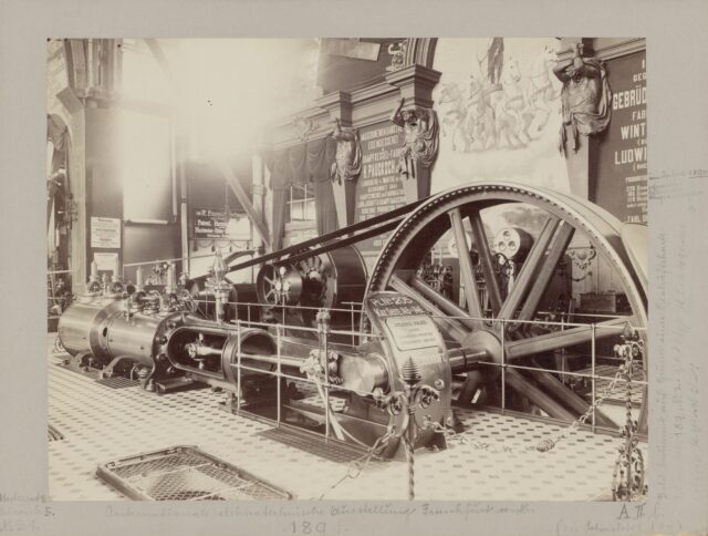 Maschine der Gebrüder Sulzer an der Internationalen Elektrotechnischen Ausstellung, Frankfurt a.M., 1891