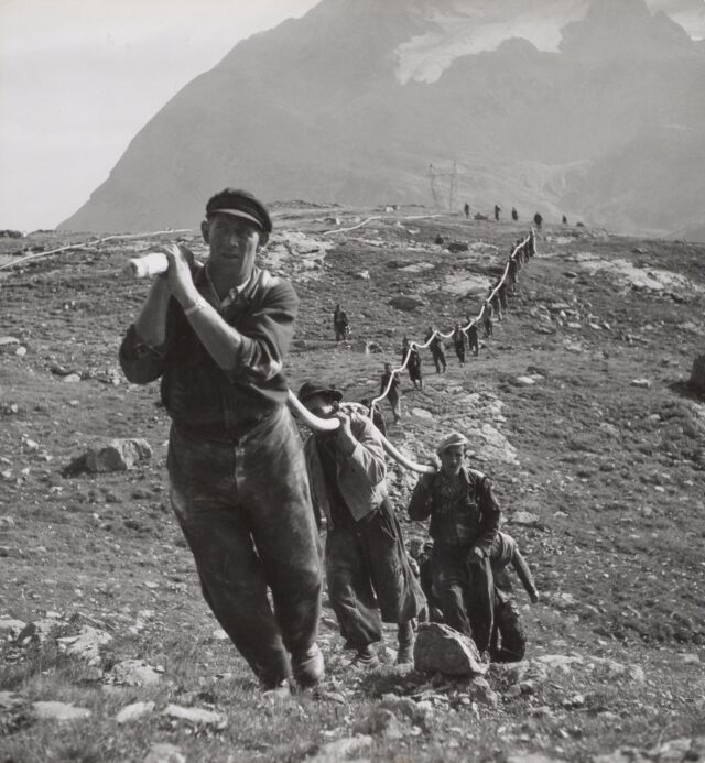 Standfoto zum Film «Sül Bernina», Verlegen einer Telefonleitung, Berninapass, 1946