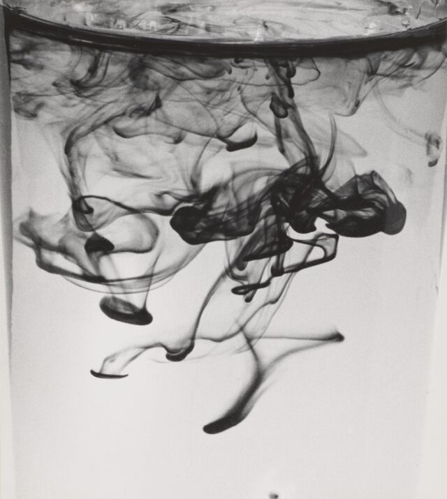 Tintentropfen in einem Glas Wasser, 1950