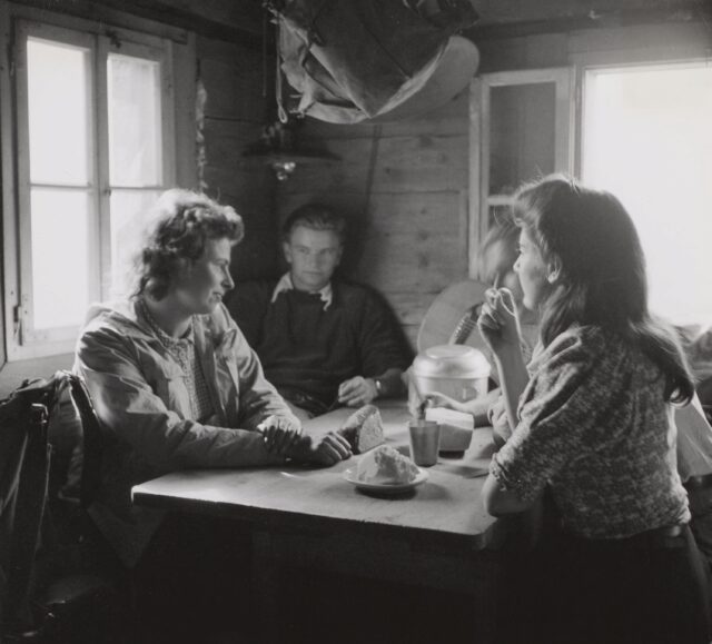 Beim Abendbrot in der Dossenhütte, Berner Oberland, 1930er–1940er Jahre