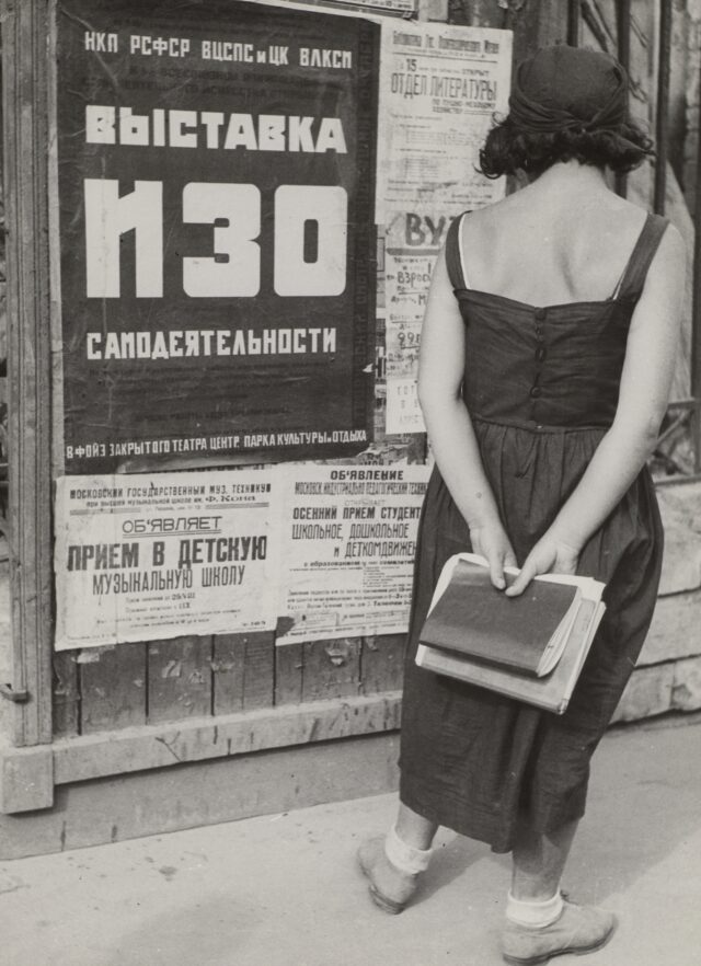 Studentin vor Plakatwand, Moskau, 1932