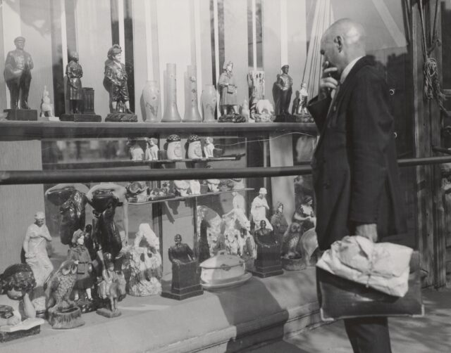Ein Mann betrachtet die Schaufensterauslage, Russland, 1932
