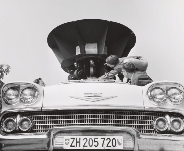 Dreharbeiten zum Circarama-Film "Rund um Rad und Schiene", Chevrolet mit Circarama-Kamera, 1963