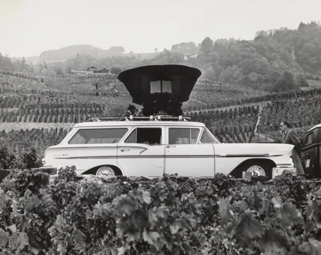 Dreharbeiten zum Circarama-Film "Rund um Rad und Schiene", Chevrolet mit Circarama-Kamera, 1963