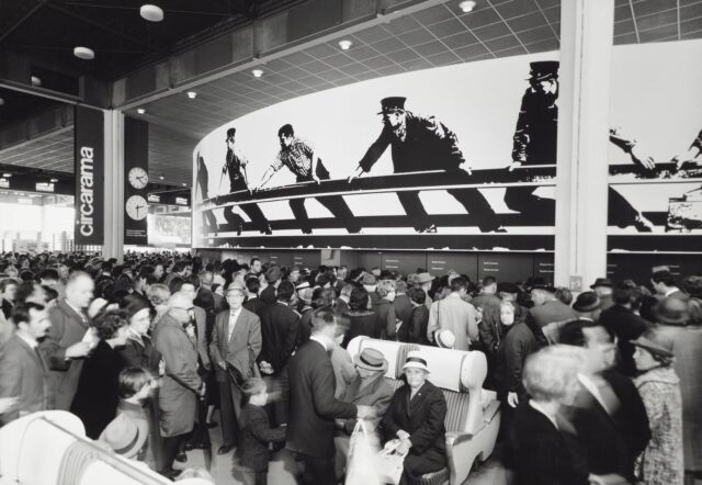 Präsentation des Circarama-Films "Rund um Rad und Schiene" an der Expo 64, Lausanne, 1964