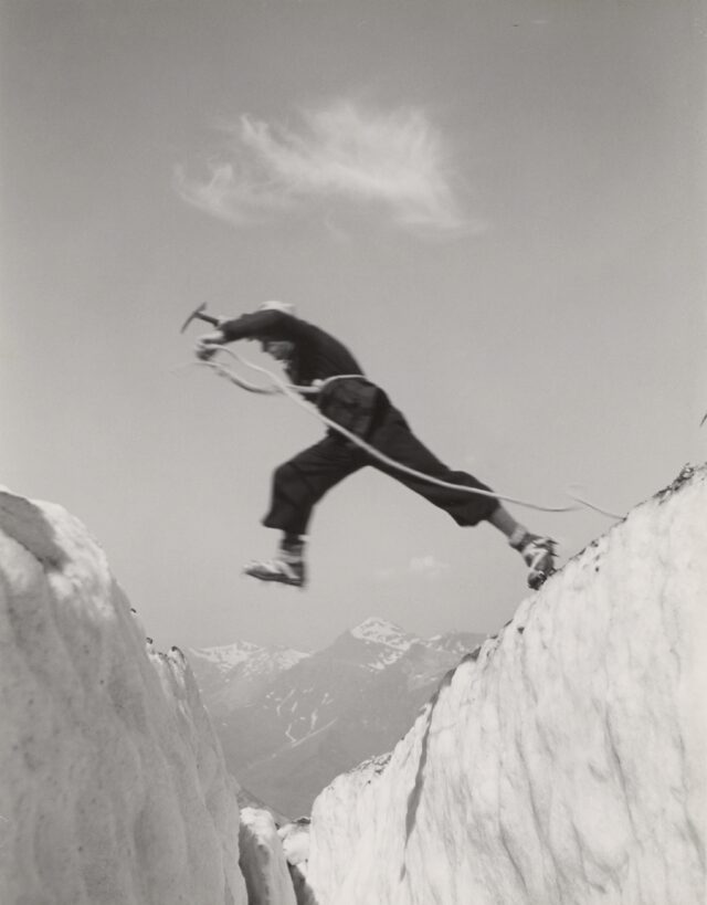 Sprung über eine Gletscherspalte, Berner Oberland, 1933