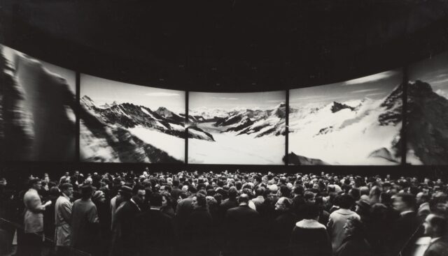 Projektion des Circaramafilms "Rund um Rad und Schiene", Expo 64, Lausanne, 1964