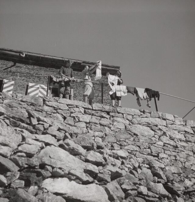 Wäsche vor der Dossenhütte, Berner Oberland, 1930er–1940er Jahre