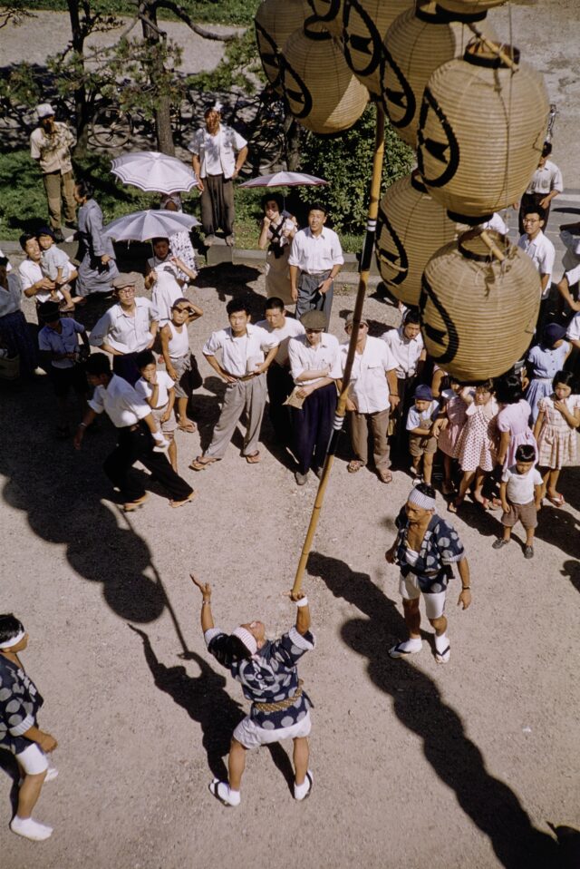 Standbild aus dem Cinemascope-Film "Japan" (USA 1960, Walt Disney-Productions), Laternenfest, Akita, 1955