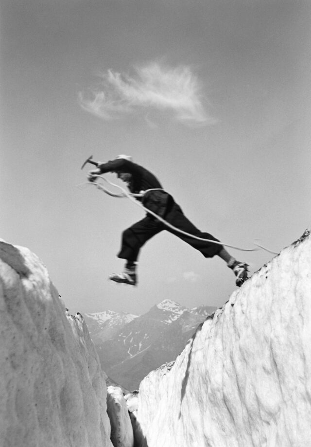 Sprung über eine Gletscherspalte, Berner Oberland, 1933