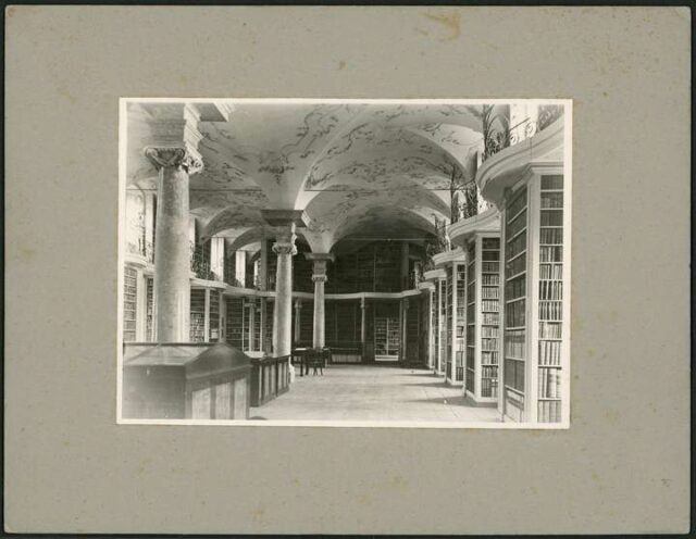 Stiftsbibliothek vor der Restaurierung