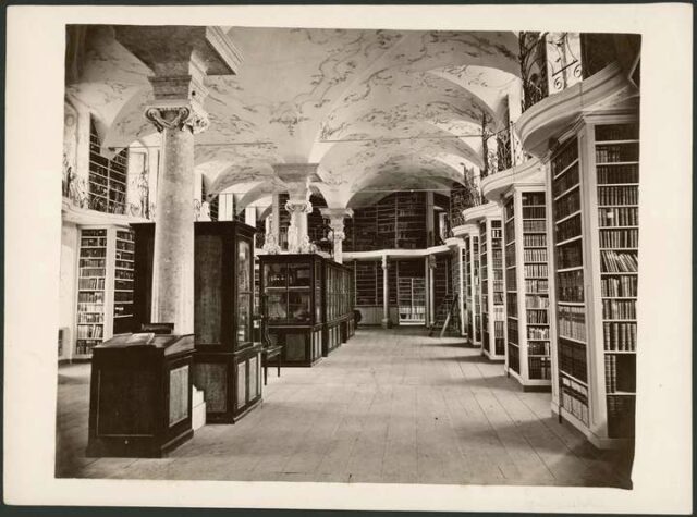 Stiftsbibliothek vor der Restaurierung