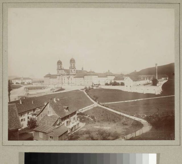 Klosterfront, Klosterplatz, Arkaden und Klostergarten (südwestliche Ansicht)
