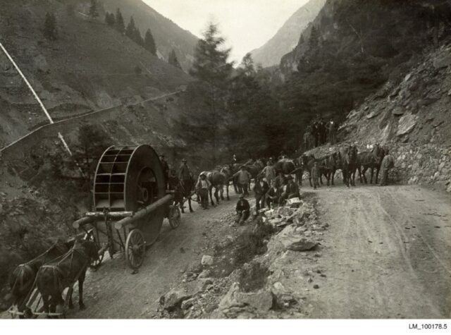 [Transport von Baumaterial auf der Bergstrasse während des Baus des Lötschbergtunnels in Goppenstein]