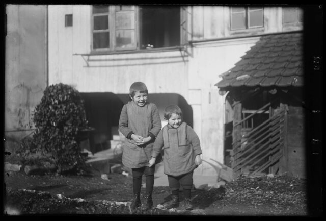 Friedrich (*1914) und Eduard (*1916) Käser im Garten an der Bahnhofstrasse 16