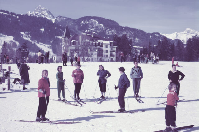 Gstaad, Gruppe von Skifahrern vor Hotel Alpina