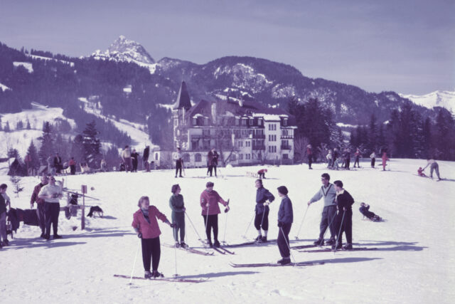 Gstaad, Gruppe von Skifahrern vor Hotel Alpina, Gstaad