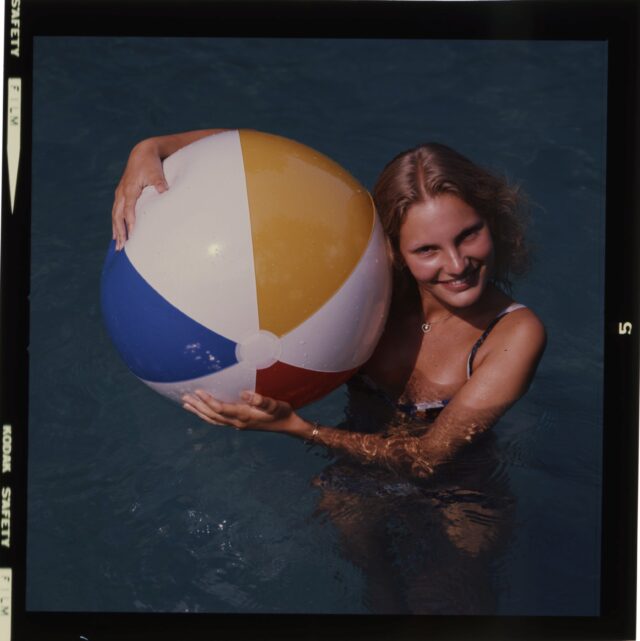 Frau mit Ball im Swimmingpool, Meiringen