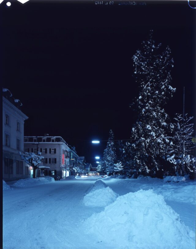 Meiringen, Bahnhofstrasse im Winter in der Nacht