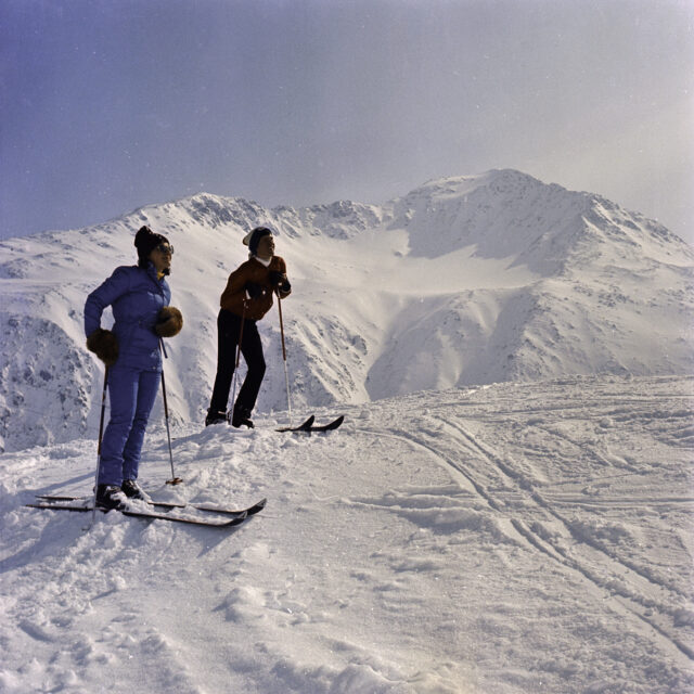 Skifahrer uns Skifahrein