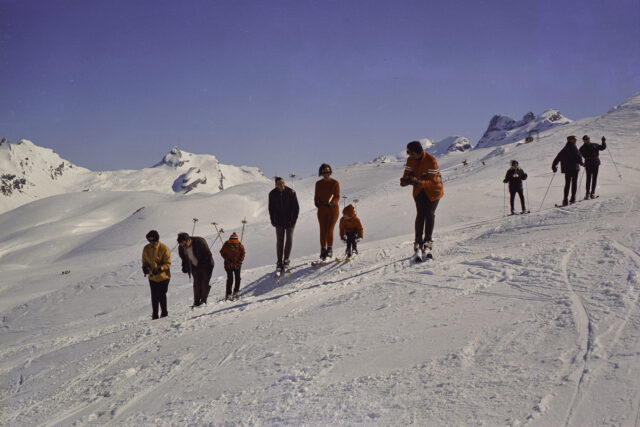 Skifahrer und Skifahrerinnen in Hockstellung