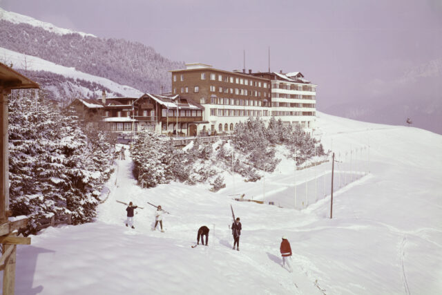 Arosa, Kulm Hotel, Skifahrer vor dem Hotel