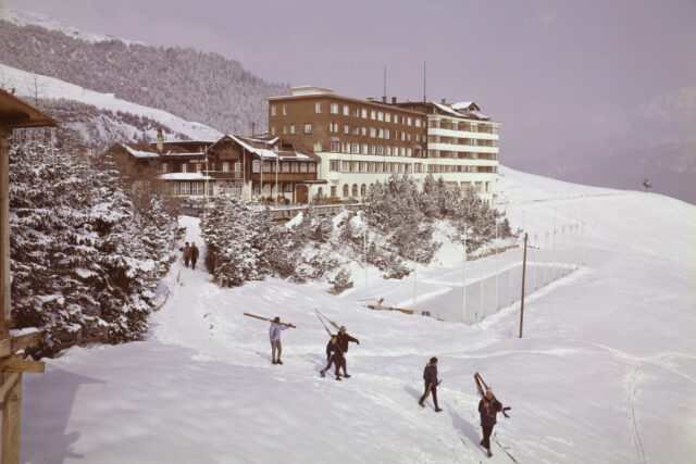 Arosa, Kulm Hotel, Skifahrer vor dem Hotel